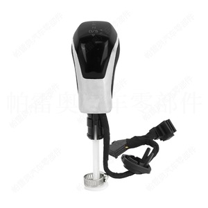 Pommeau de levier de vitesses automatique Volkswagen avec lettrage blanc, design ergonomique, matériau plastique - Product Image 2