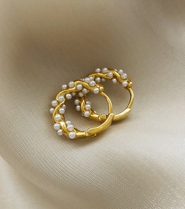 Boucles d'oreilles perle cercle 2024 nouvelle conception de couronne Boucles d'oreilles boucle d'oreille en cuivre plaqué or 14 carats - Product Image 3