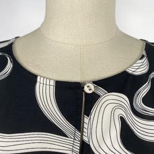 Femmes Moderne Minimaliste Tissé Écologique Noir Blanc Sinueux Abstrait Ondulé Imprimé Manches Longues Coupe Régulière Avant Drapé A-Line - Product Image 5