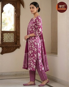 Ensemble salwar kameez en coton brodé, très vendu, avec un design magnifique pour les fêtes et les festivals, disponible au prix export. - Product Image 4