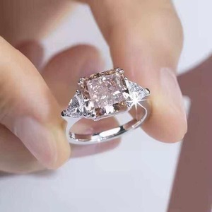 Anillo de Diamante Moissanite Ecológico con Acabado Brillante para Colección de Joyería Nupcial de Lujo Disponible a un Precio Razonable - Product Image 3