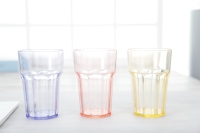 Tasse d'eau en plastique colorée transparente de 550ml / 18.6 oz pour l'intérieur et l'extérieur