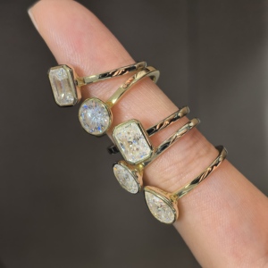 Cincin Kawin Berlian Buatan Laboratorium Bersertifikat IGI <span class=keywords><strong>Solitaire</strong></span> Bezel VVS D Emas Murni Minimalis Cincin Tunangan Berlian Sintetis - Product Image 5
