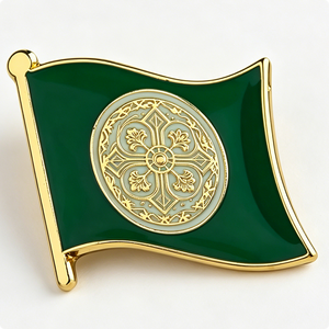 Badge Souvenir Sportif Personnalisé en Alliage Émaillé Dur, Forme Drapeau Vert Ondulé, Motif Croix Religieuse Imprimé UV - Product Image 3