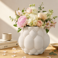 Vase en céramique moderne blanc ARM LVG avec texture 3D à bulles, pot à fleurs sculptural en porcelaine pour la décoration intérieure, motif galet en relief