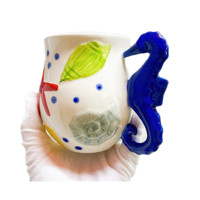 Mug en céramique YG de conception britannique, peint à la main, motif océan moderne et minimaliste, avec une poignée distinctive en forme de hippocampe