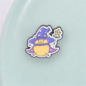 Tierisches, humorvolles, nostalgisches Zitat Emaille-Pin UV Schwarz Nickel Stuhl-Muster Brosche für Abschlussfeier <span class=keywords><strong>Meme</strong></span>-Fans Sammlerstück Geschenk - Product Image 3