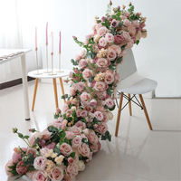Chemin de table en soie artificielle personnalisé en usine, chemin de table luxueux rose vif avec des fleurs et de la verdure pour mariage