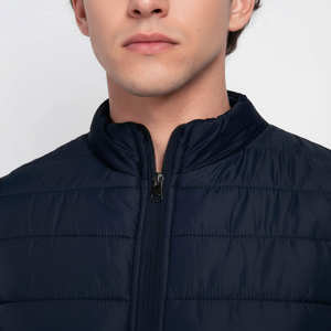 Chalecos acolchados de color sólido para hombres al por mayor con cremallera y bolsillos hechos en Pakistán con diseño personalizado y servicio de marca OEM 2025 - Product Image 1