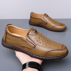 Mocassins en cuir pour hommes, bout rond, à enfiler, respirants, semelle en caoutchouc, motif géométrique, boucle décorative, chaussures de conduite décontractées pour l'automne - Product Image 4