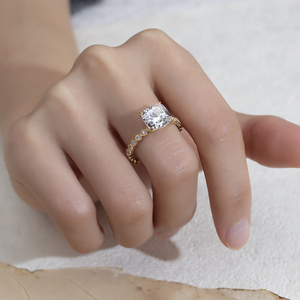 Bague de fiançailles Messi Jewelry MSR-1742 en or 18 carats avec diamant solitaire taille coussin et sertissage clos, diamant de laboratoire - Product Image 5