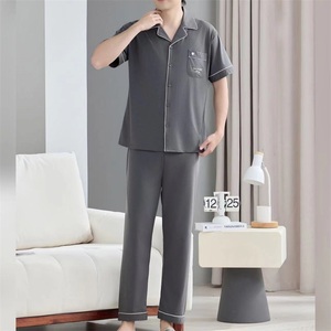 Nuovi abiti <span class=keywords><strong>estivi</strong></span> <span class=keywords><strong>da</strong></span> <span class=keywords><strong>uomo</strong></span> Casual per la casa all'aperto in cotone traspirante intrecciato a maniche corte Set di <span class=keywords><strong>pigiami</strong></span> con risvolto con motivo cartone animato - Product Image 3