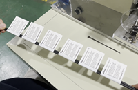 Machine d'étiquetage semi-automatique haute capacité pour câbles, cordons d'alimentation, emballages en film et bois, avec centrage par signalisation et application d'étiquettes sur fils