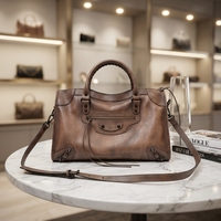 Sac fourre-tout de moto en cuir véritable vieilli, sac à main vintage clouté avec poignées surpiquées, fermeture éclair à pompon, vente en gros OEM