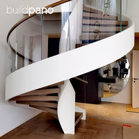 Escalier en colimaçon en métal de luxe avec marches en pierre de travertin et balustrade en verre pour projets d'intérieur haut de gamme