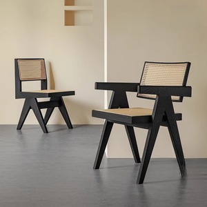 Silla de comedor de ratán y madera maciza con respaldo y reposabrazos, silla de ocio negra en forma de K para uso doméstico - Product Image 1