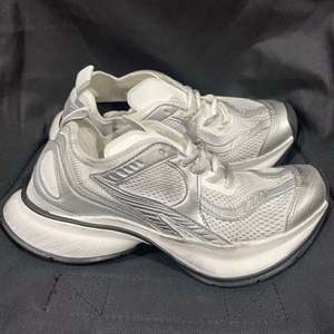 รองเท้ากีฬาลำลองคุณภาพสูงขายดีที่สุดปี 2026 - รองเท้าเดินสไตล์แฟชั่นสำหรับผู้ชายและผู้หญิง ดีไซน์เนอร์แบรนด์ดัง พื้นหนานุ่มสบาย ทำจากหนัง - Product Image 1