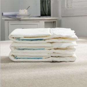VCare Vente en gros de couches-culottes jetables pour adultes de haute qualité, ultra-épaisses, imprimées, pour hôpitaux, avec protection anti-fuites 3D en tissu non tissé - Product Image 3