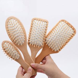 Brosse à cheveux démêlante et massante en bois écologique avec coussin d'air, personnalisable avec logo, pour hommes et femmes - Product Image 1