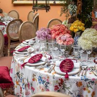 Cartes de menu de mariage en velours bordeaux de luxe, cartes de table ovales avec dorure à chaud et pompon pour une mise en page élégante de la table de mariage