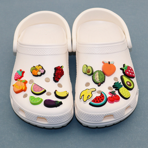Vente en gros de chaussures en caoutchouc PVC de haute qualité personnalisées décorations accessoires alimentaires fruits fraise breloques pour chaussures - Product Image 3