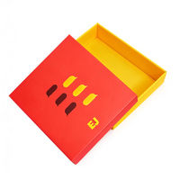 Boîte cadeau en carton rigide personnalisée, couvercle jaune et base rouge, petite boîte cadeau avec logo imprimé personnalisé et motif bulle de parole
