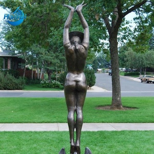 Sculpture de femme nue en bronze poli avec impression en relief, dansant dans le jardin, design moderne Feng Shui pour usage extérieur - Product Image 4