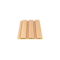 Rejilla de PVC de compuesto de madera y plástico a precio directo de fábrica / Panel de listones acanalados ecológico para pared de fondo y divisor de ambientes