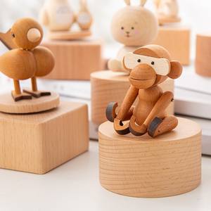 Caja Musical Giratoria Pequeña de Madera a Cuerda con Melodía Personalizada para Niños, Juguete al por Mayor de China OEM - Product Image 3