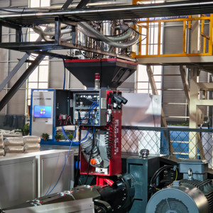Machine d'extrusion de film plastique soufflé à 3 couches personnalisable avec système IBC et enroulement à fente centrale - Product Image 2