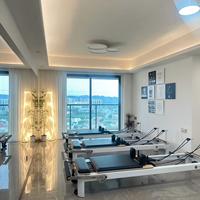 Appareil de Pilates Reformer professionnel réglable en aluminium léger blanc de haute qualité pour entraînement de base commercial
