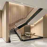 Escalier droit intérieur avec balustrade en verre trempé, main courante en aluminium champagne, marches en marbre – Garde-corps de luxe pour villa