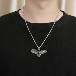 Collier en gros pour hommes avec pendentif hibou volant Trickskulls en argent et acier inoxydable, avec ailes d'oiseau, corbeau, éagle - Product Image 3