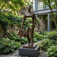 Grande statue contemporaine en bronze ajouré de voyageur, sculpture abstraite de magnats pour aéroport, terminal et centre commercial