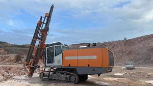 다기능 강력한 완전 유압 광산 시추공 드릴링 리그 폭발 구멍 드릴링 머신 무료 보증 판매 - Product Image 5