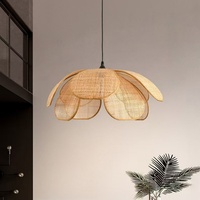 Lampe suspendue en bambou et rotin, artisanat français moderne, design floral, ambiance artistique créative, luminaires suspendus en tissu, lustre pour salon