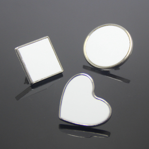 เข็มกลัดรูปหัวใจเปล่าสำหรับงานซับลิเมชั่น ของขวัญ DIY ป้ายกลมสีขาว ป้ายติดเสื้อโลหะทรงสี่เหลี่ยม ป้ายติดเสื้อโลโก้แบบซับลิเมชั่น - Product Image 6