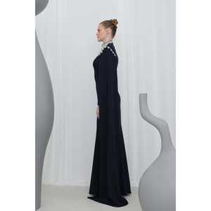 ชุดราตรีสีดำประดับประดาหรูหราสำหรับผู้หญิง คอสูง แขนยาว ทรงเข้ารูป งานแฮนด์เมด สำหรับงานพิธีการ - Product Image 3