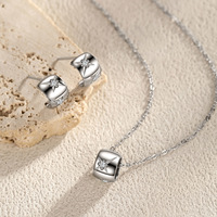 Ensemble de bijoux Mylove personnalisé en argent sterling 925 plaqué rhodium, comprenant un collier pendentif cylindrique matelassé et des boucles d'oreilles créoles en forme de C, vente en gros