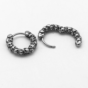 Pendientes Huggie con diseño de calavera de Yunnique, de acero inoxidable, unisex, estilo gótico, a la moda - Product Image 3