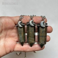 NM62222 Collier pendentif baguette de lune en pyrite naturelle sculptée avec chaîne en câble étoilé, bijoux mystérieux de sorcière, vente en gros