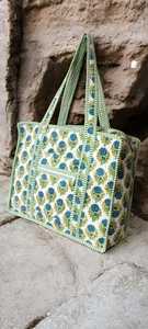 Bolso de mano acolchado de algodón con elegante estampado floral hecho a mano, diseñado para la vida sencilla, compras y uso diario. - Product Image 6