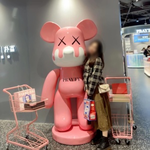 Estatua de Oso Bearbrick de FRP de Gran Tamaño, Escultura de Oso de Dibujos Animados Estilo Pop Art, Resistente a la Intemperie, para Exhibición Comercial en Interiores y Exteriores - Product Image 3