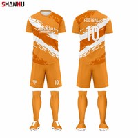 Fabricant de kits de football en polyester en gros, usine chinoise, commande en gros, anti-boulochage, résistant à la décoloration, couleurs durables, cousu