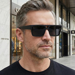 แว่นกันแดดทรงสี่เหลี่ยมใหม่สำหรับผู้ชาย ป้องกันรังสียูวี 400 กรอบพลาสติกและโลหะ คลาส 2 ป้องกันแสงแดด สีดำ พร้อมกล่องบรรจุ - Product Image 5