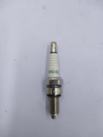 Bougie d'allumage de moto CP7E dans le moteur