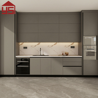 Meubles de cuisine en stratifié HPL pour appartement, avec appareils encastrés et ouverture par poussée, pour rangement familial