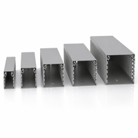 Goulotte de câblage PVC industrielle grise à rainures fines 60x50mm, avec petites fentes denses pour un routage de précision des câbles pour panneaux et câblage de machines