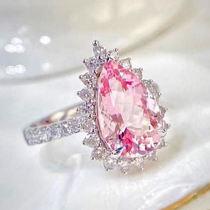 F1632 Anello a Goccia d'Acqua per Donna con Gemma Rosa, Gioiello di Fidanzamento con Accenti di Diamanti Scintillanti, Fascia in Tono Argento - Product Image 2