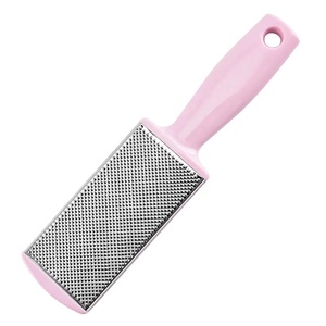 Râpe double face pour éliminer les callosités des pieds, efficace avec un design à pointes sur le devant et un motif de ponçage fin à l'arrière, en plastique - Product Image 5